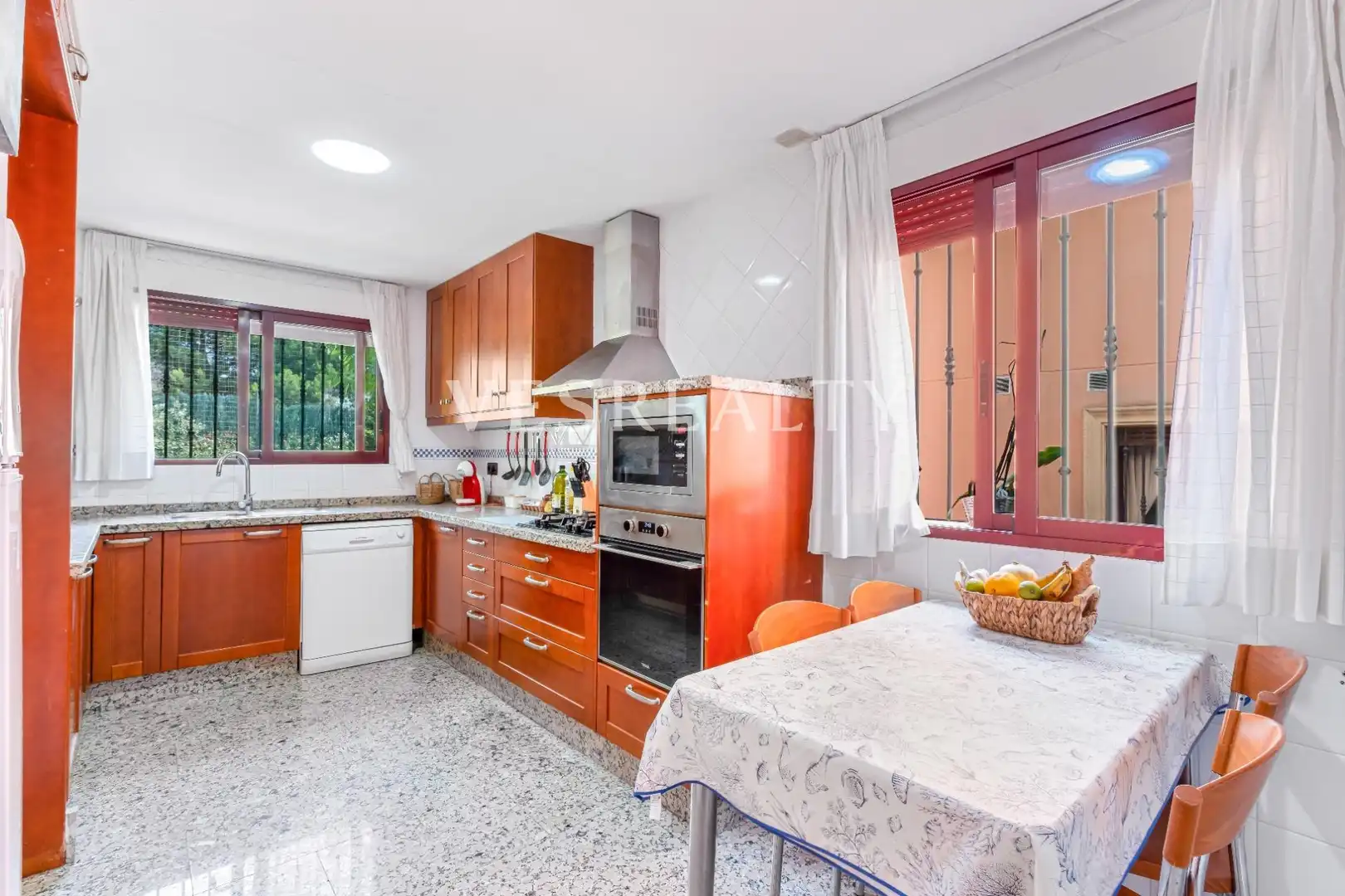 Vista exterior de Casa o xalet en venda en Sant Joan d'Alacant amb Jardí privat, Terrassa i Balcó