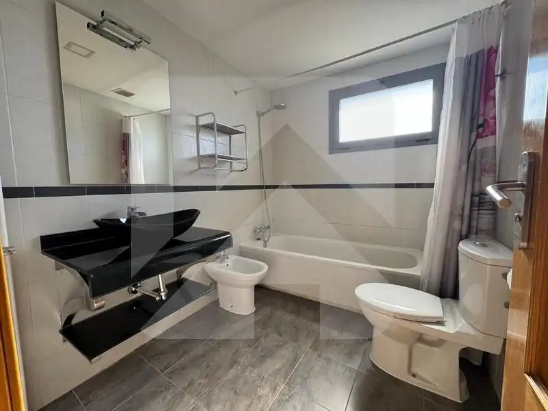 Baño de Ático en venta en Valdemoro con Aire acondicionado, Calefacción y Jardín privado