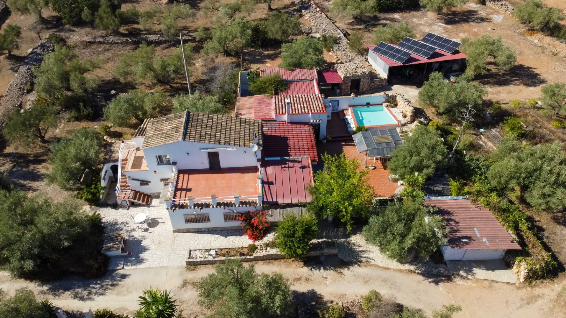 Country house with pool for sale in Camarles