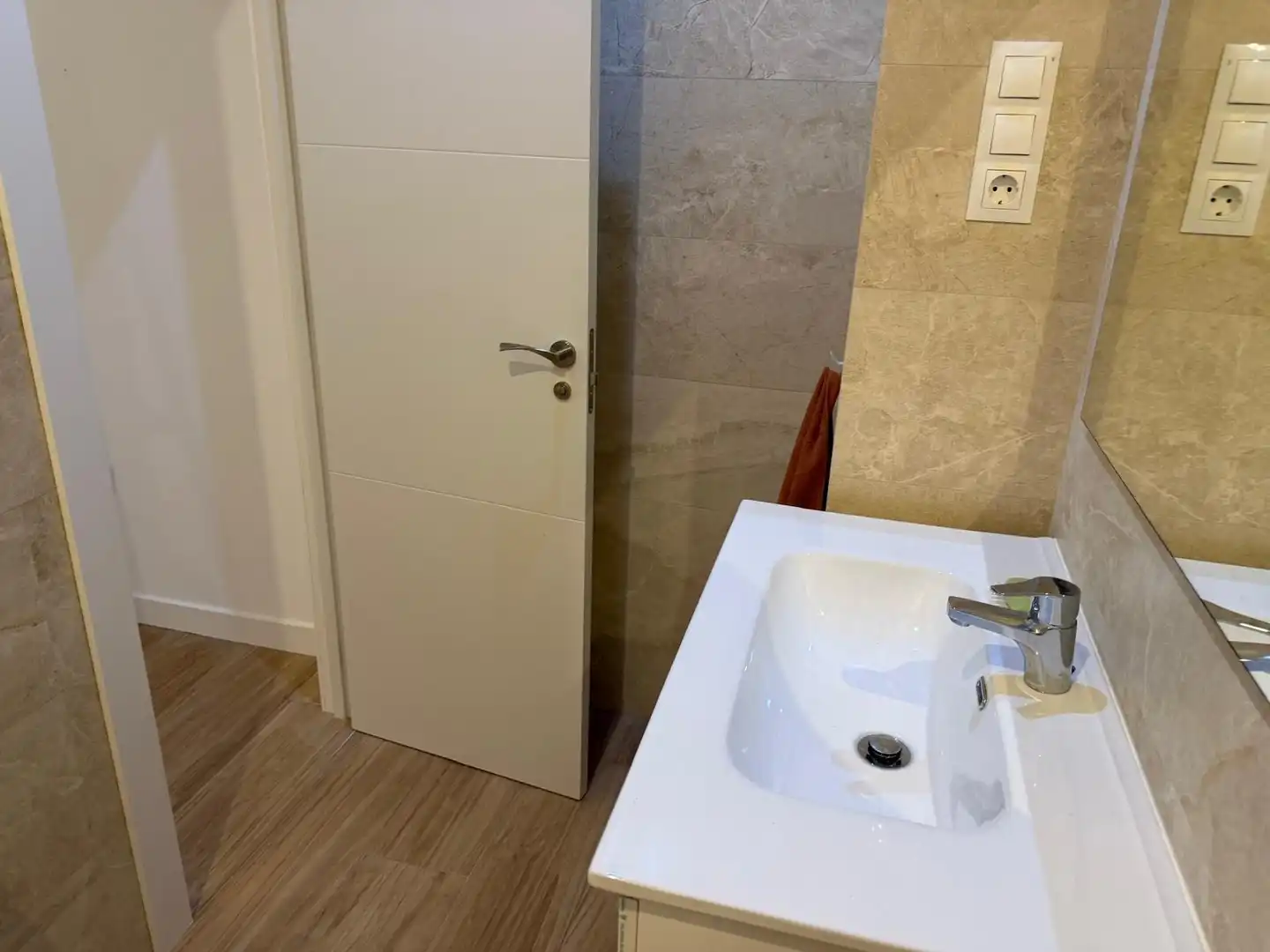 Baño de Apartamento de alquiler en Torremolinos con Aire acondicionado, Calefacción y Amueblado