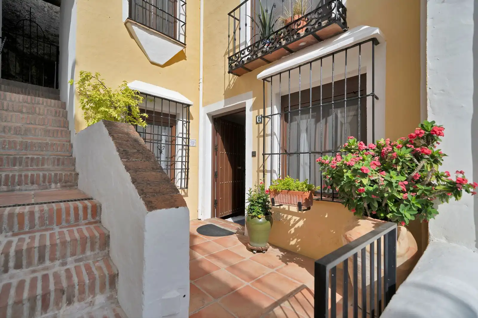 Vista exterior de Casa adosada en venda en Benahavís amb Traster i Moblat