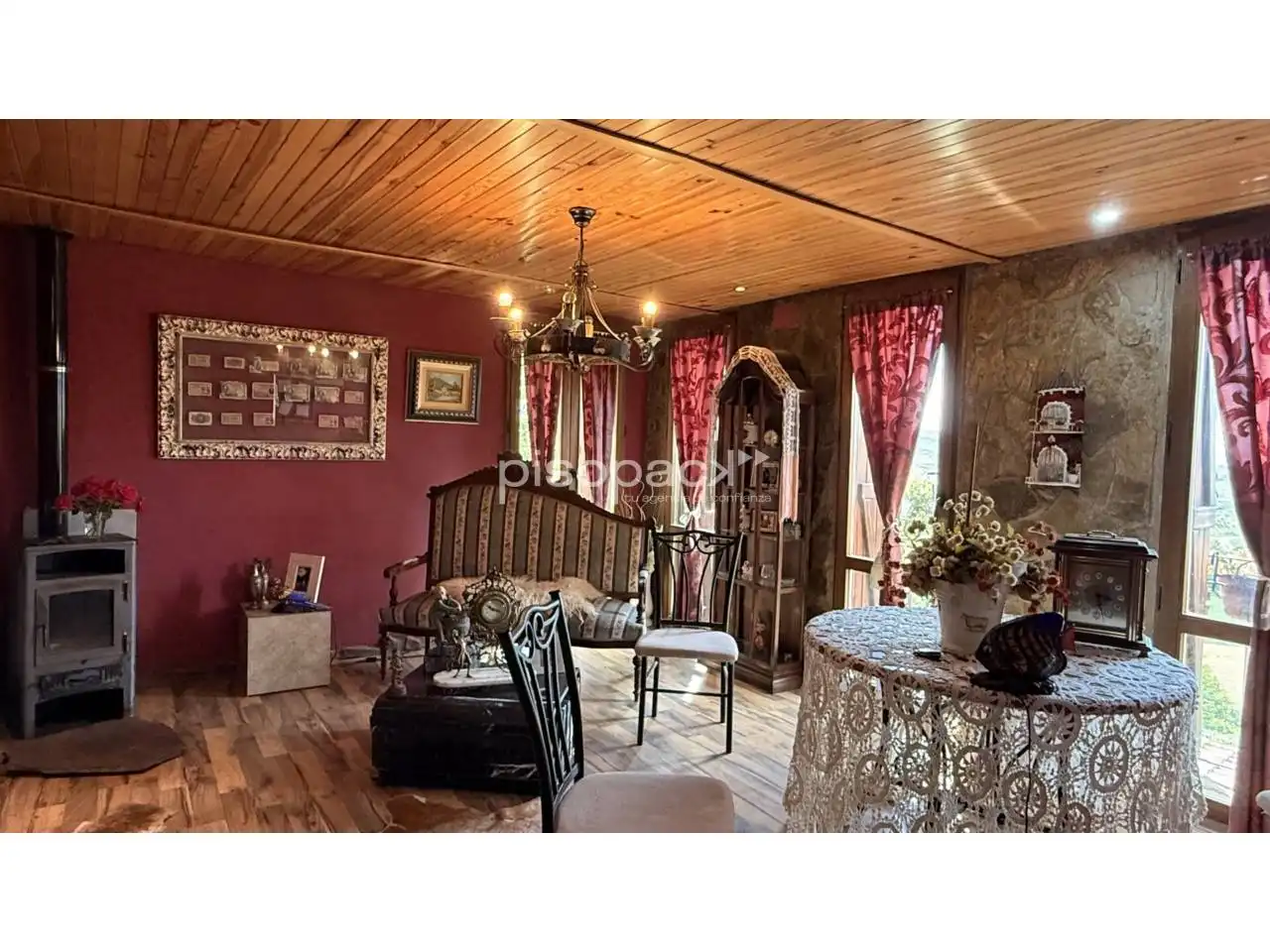 Sala d'estar de Casa o xalet en venda en Undués de Lerda amb Calefacció, Jardí privat i Parquet