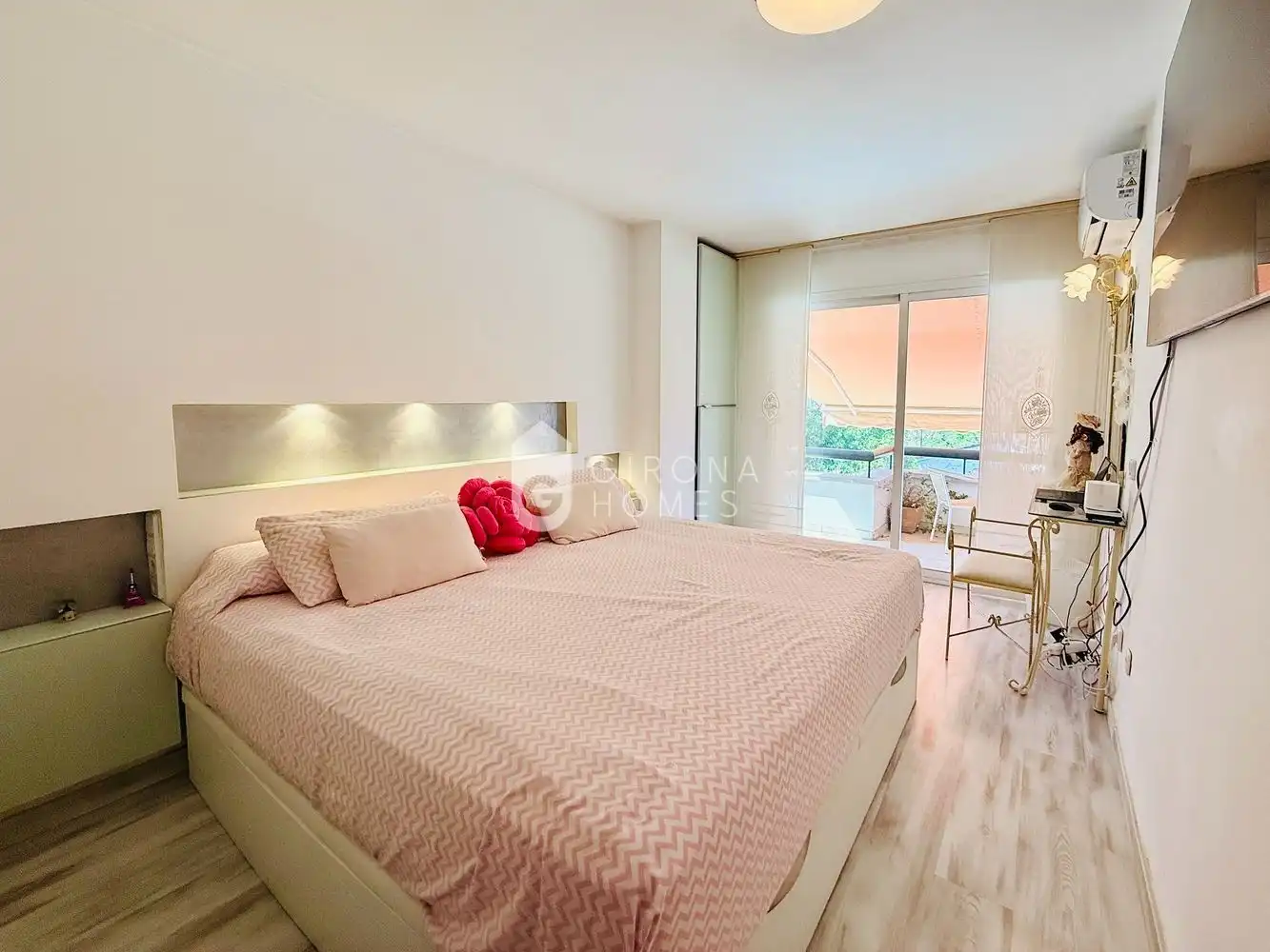 Habitación de Casa adosada en venta en Girona con Aire acondicionado, Calefacción y Terraza