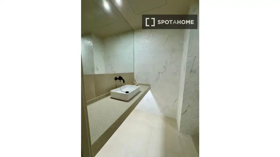 Bathroom of Flat for rent in Santa Coloma de Gramenet  with Air Conditioner, Heating and Furnished