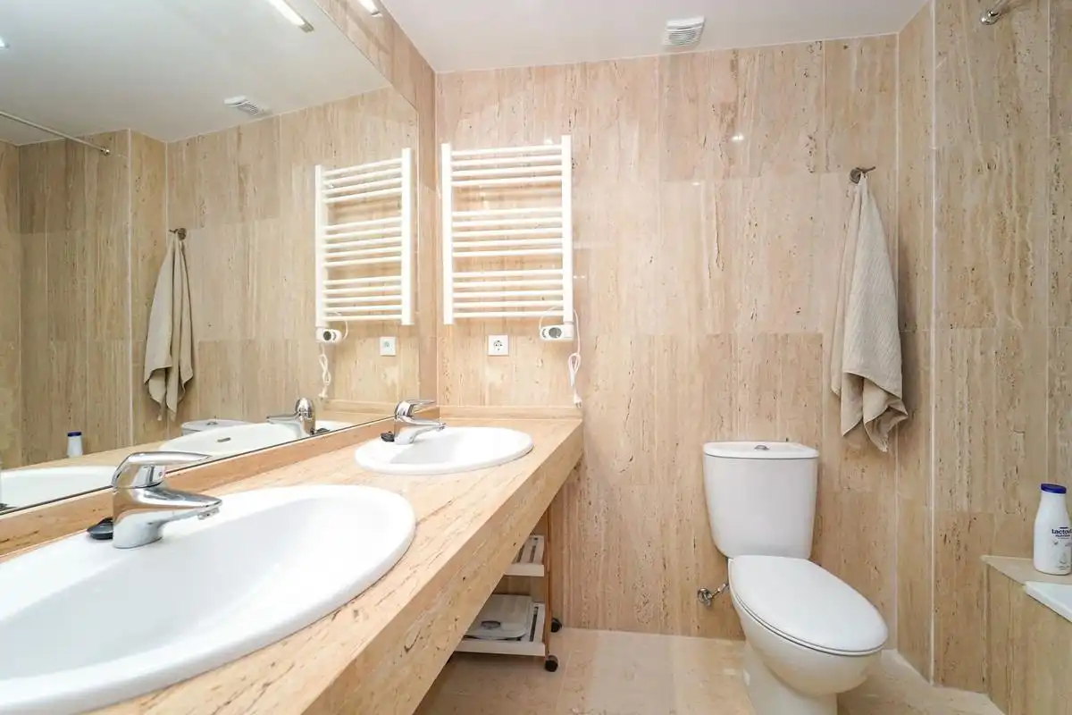 Baño de Apartamento en venta en Marbella con Aire acondicionado, Calefacción y Terraza