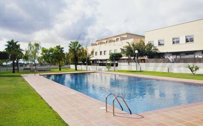 Piscina de Casa adosada en venda en Montbrió del Camp