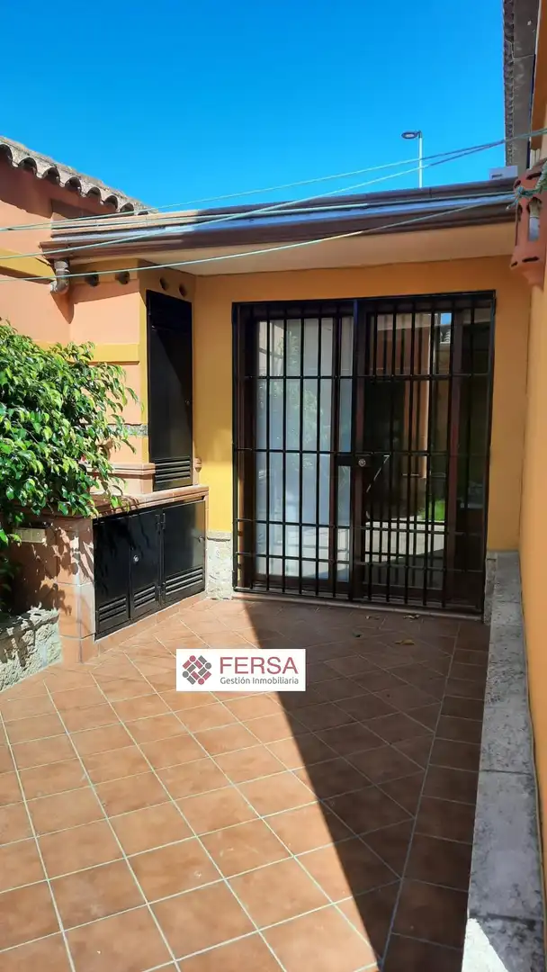 Vista exterior de Casa adosada en venda en El Puerto de Santa María amb Aire condicionat, Calefacció i Jardí privat