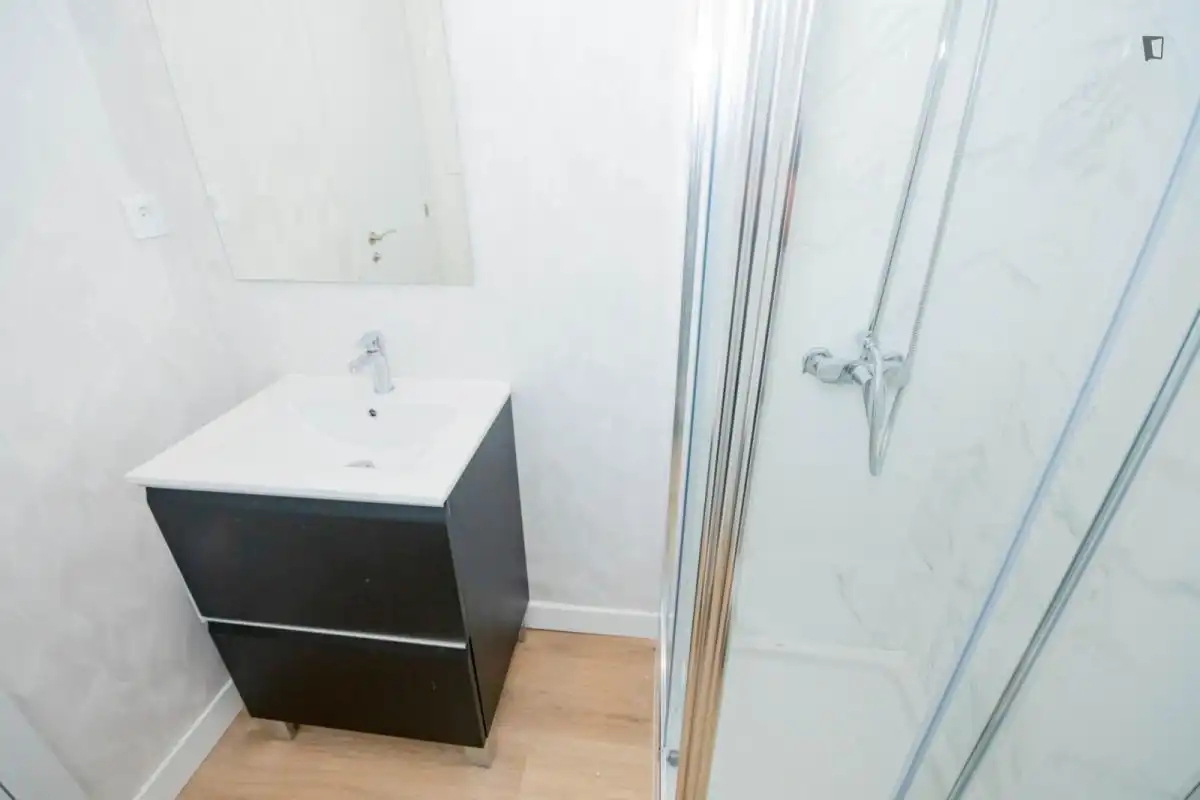 Badezimmer von Wohnungen zur Miete in Madrid mit Klimaanlage, Möbliert und Waschmaschine