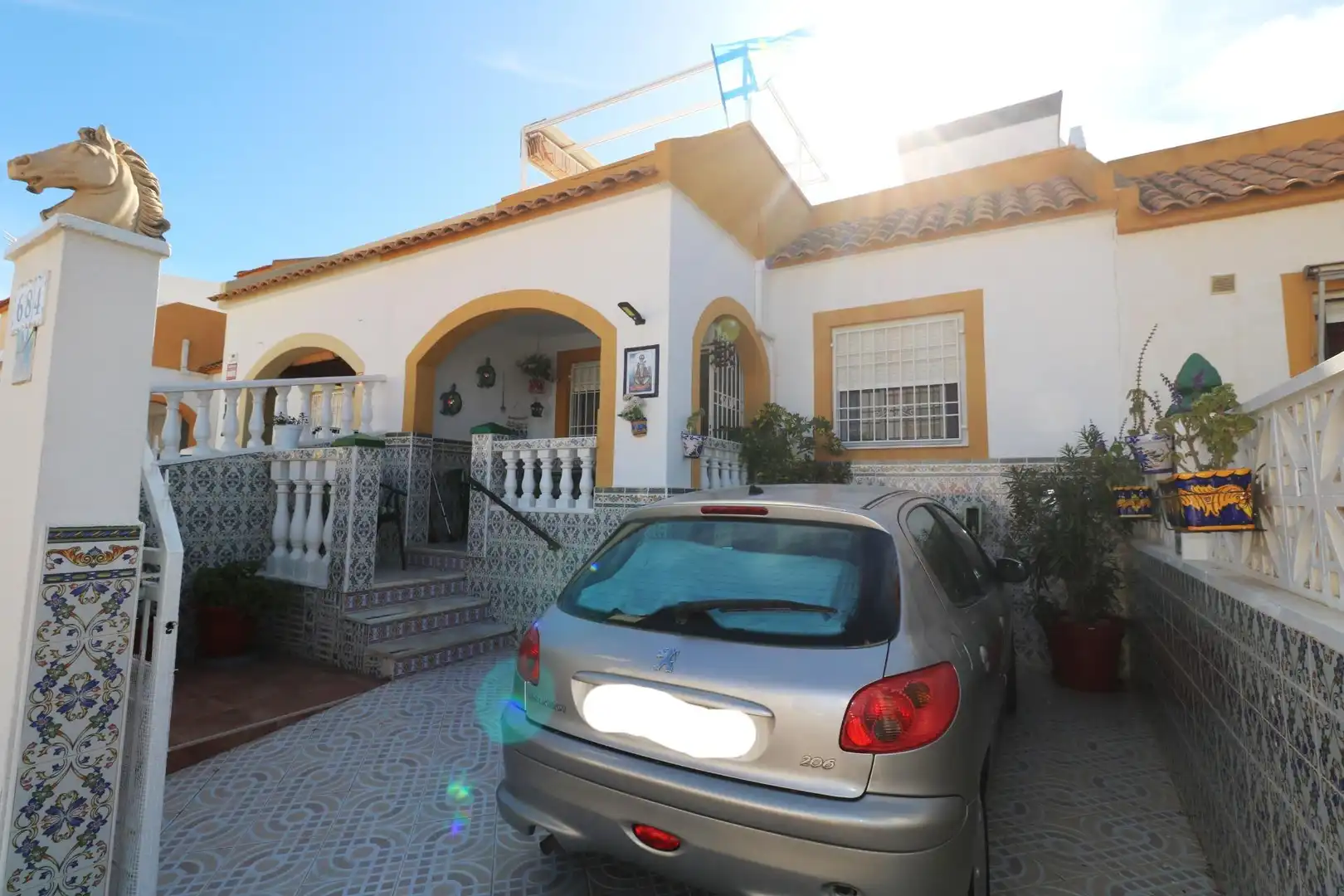 Vista exterior de Casa o xalet en venda en Torrevieja amb Aire condicionat, Jardí privat i Terrassa