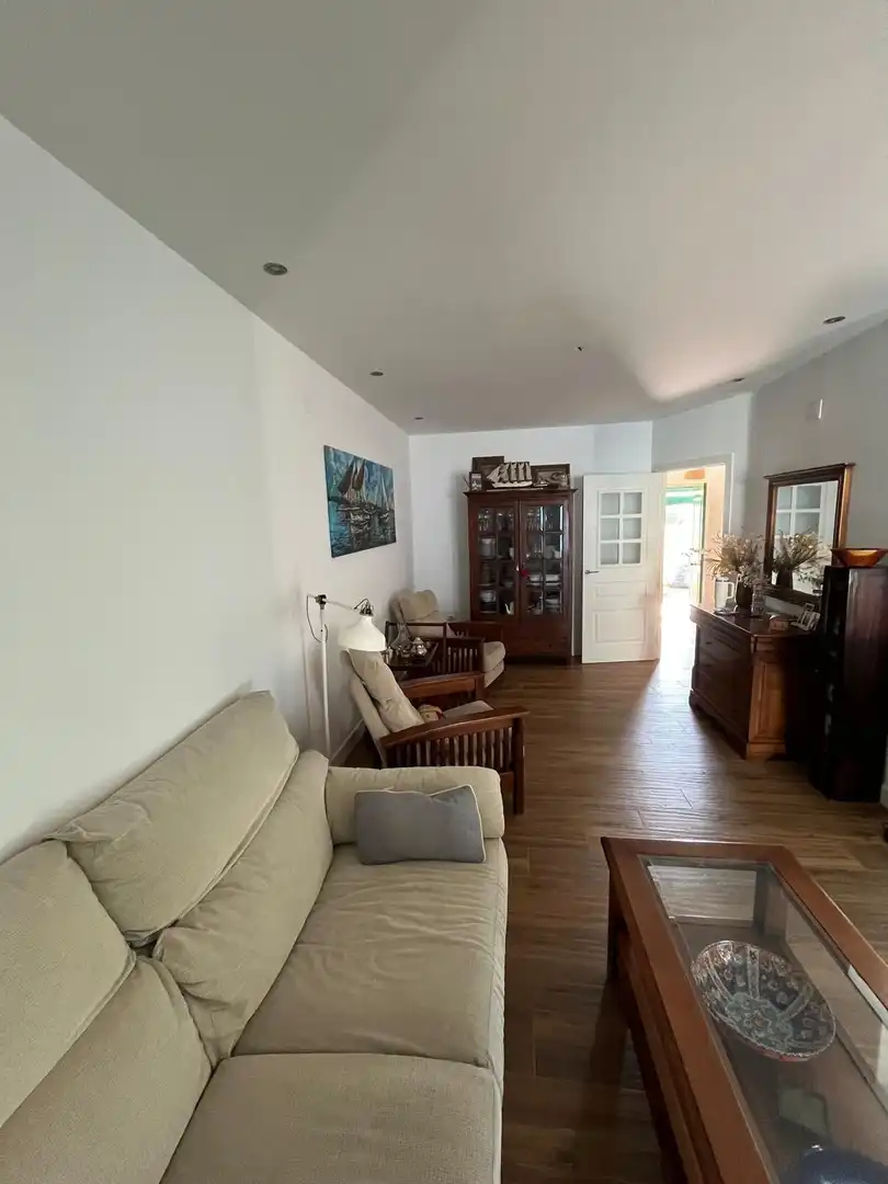 Sala d'estar de Casa adosada en venda en El Puerto de Santa María amb Aire condicionat, Jardí privat i Parquet