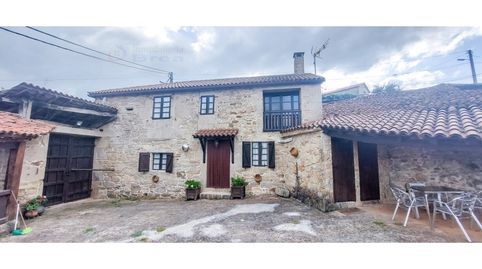 Dos casas rurales gallegas.