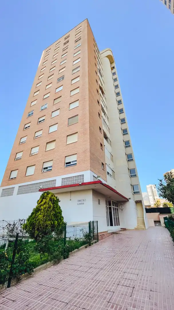 Vista exterior de Pis en venda en Benidorm amb Aire condicionat, Jardí privat i Terrassa