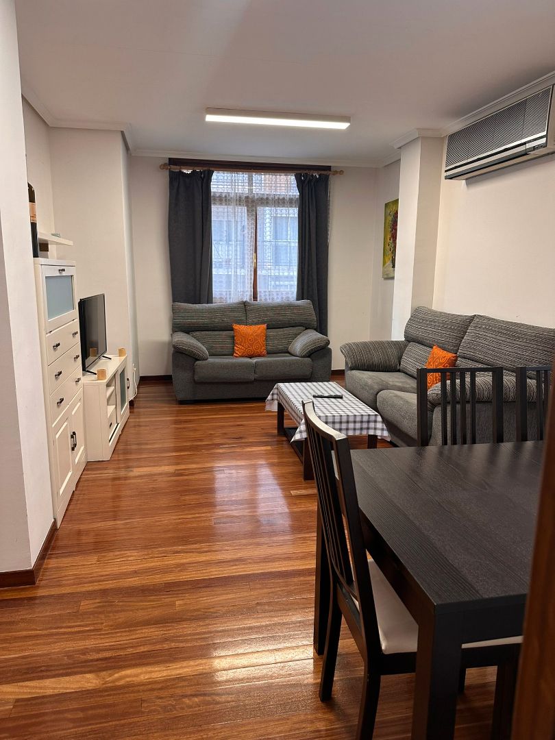 Sala de estar de Apartamento de alquiler en Cuenca Capital con Aire acondicionado, Calefacción y Parquet