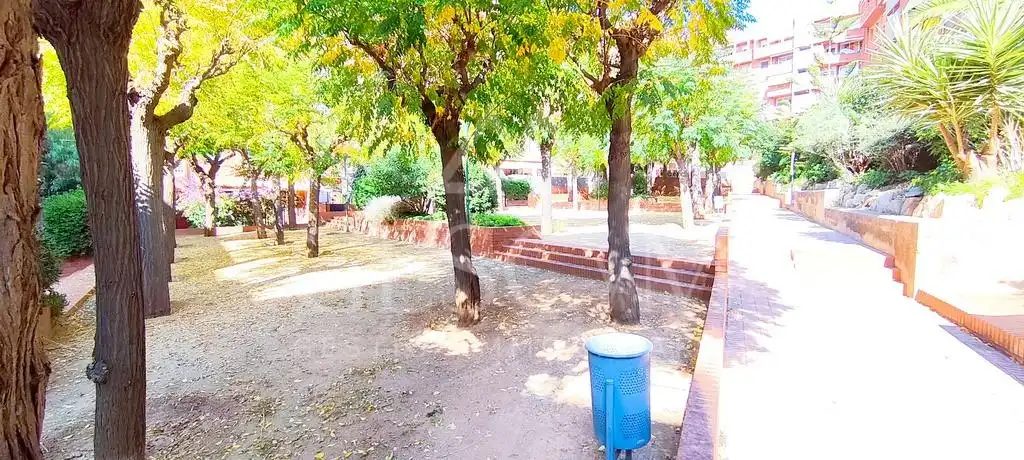 Piso en venta en Sant Joan Despí con Jardín privado, Terraza y Balcón