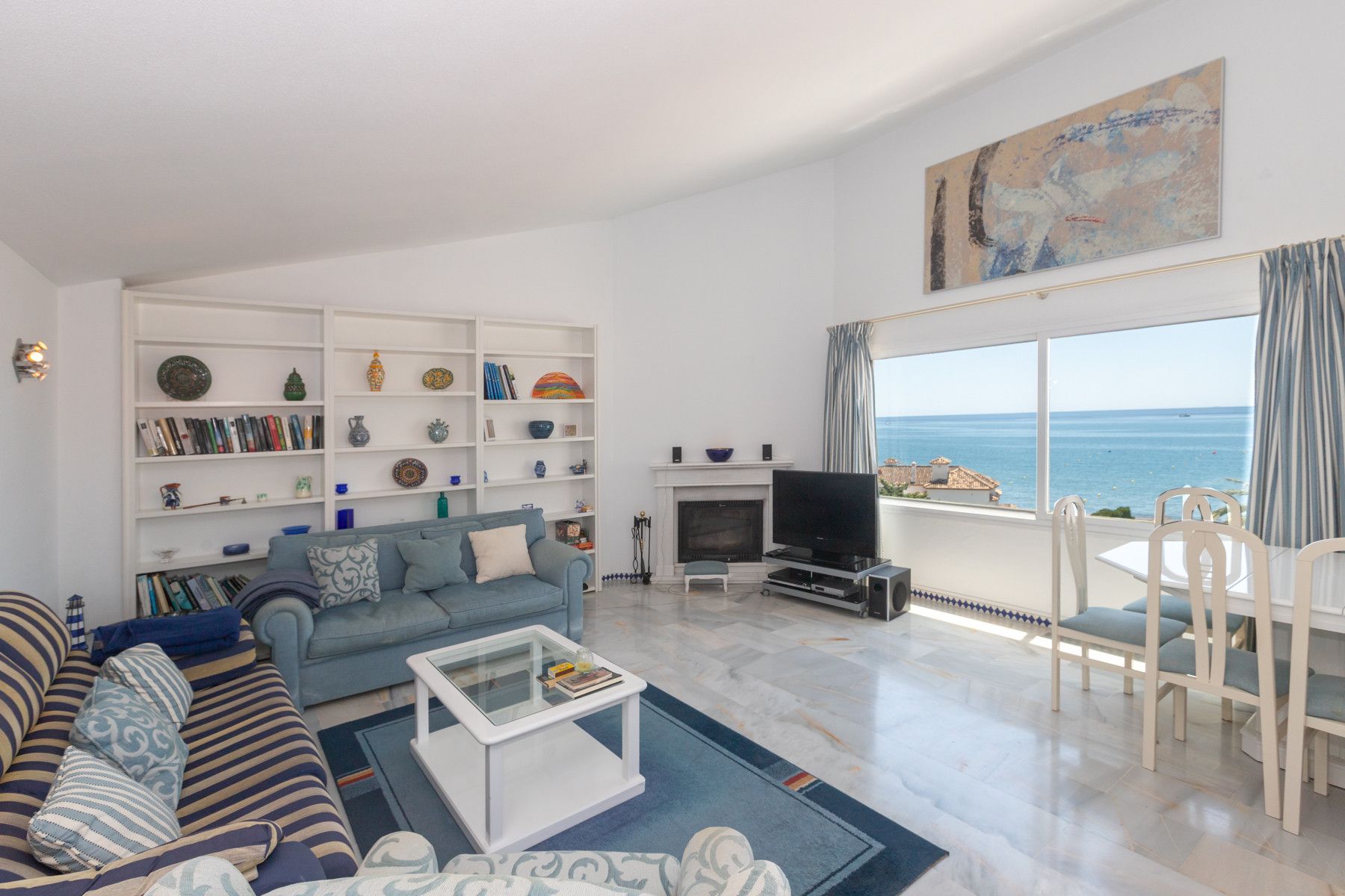 Living room of Flat for sale in Estepona  with Air Conditioner, Terrace and Storage room