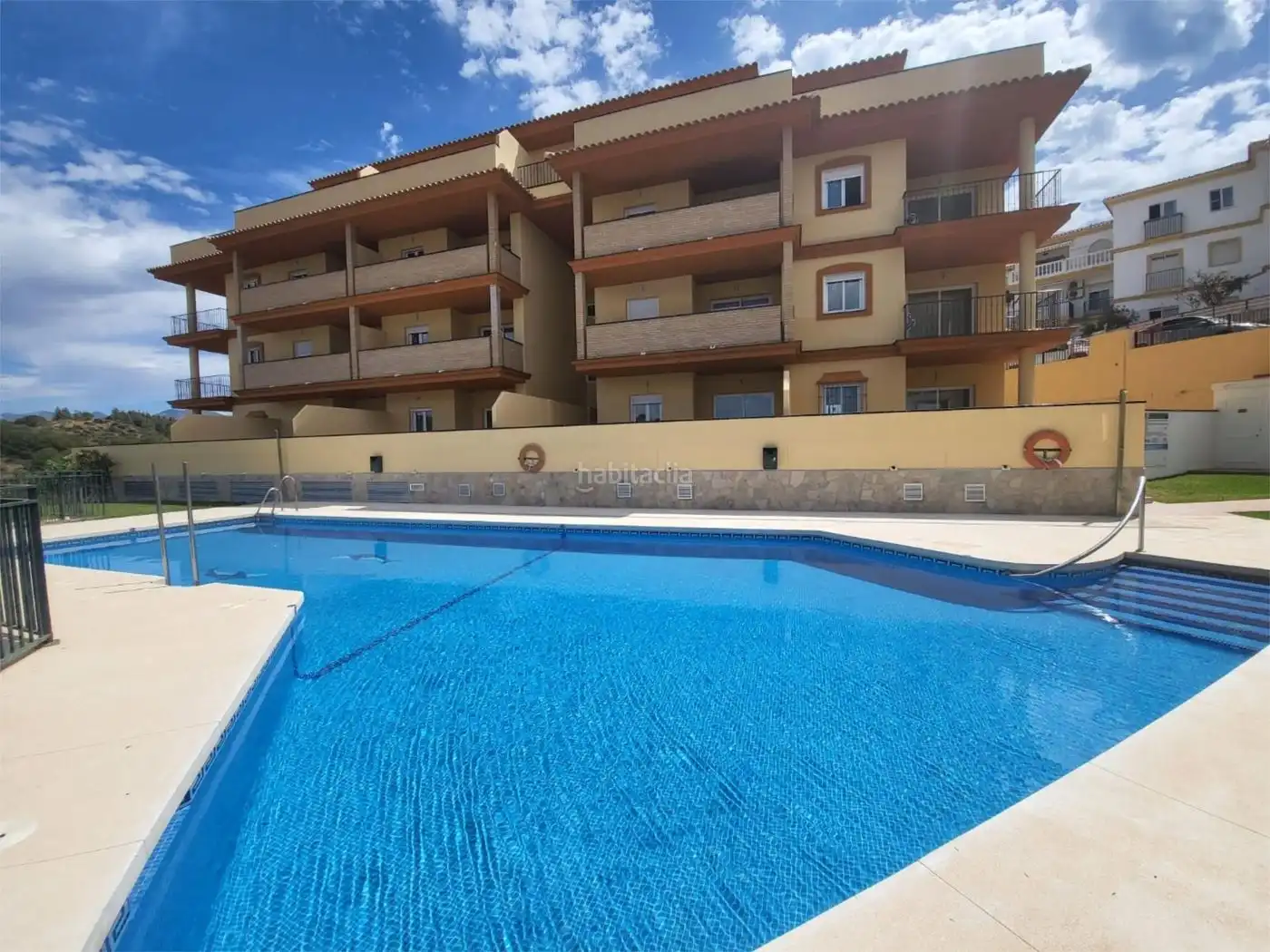 Pis amb piscina en venda a Urbanización el Faro 275