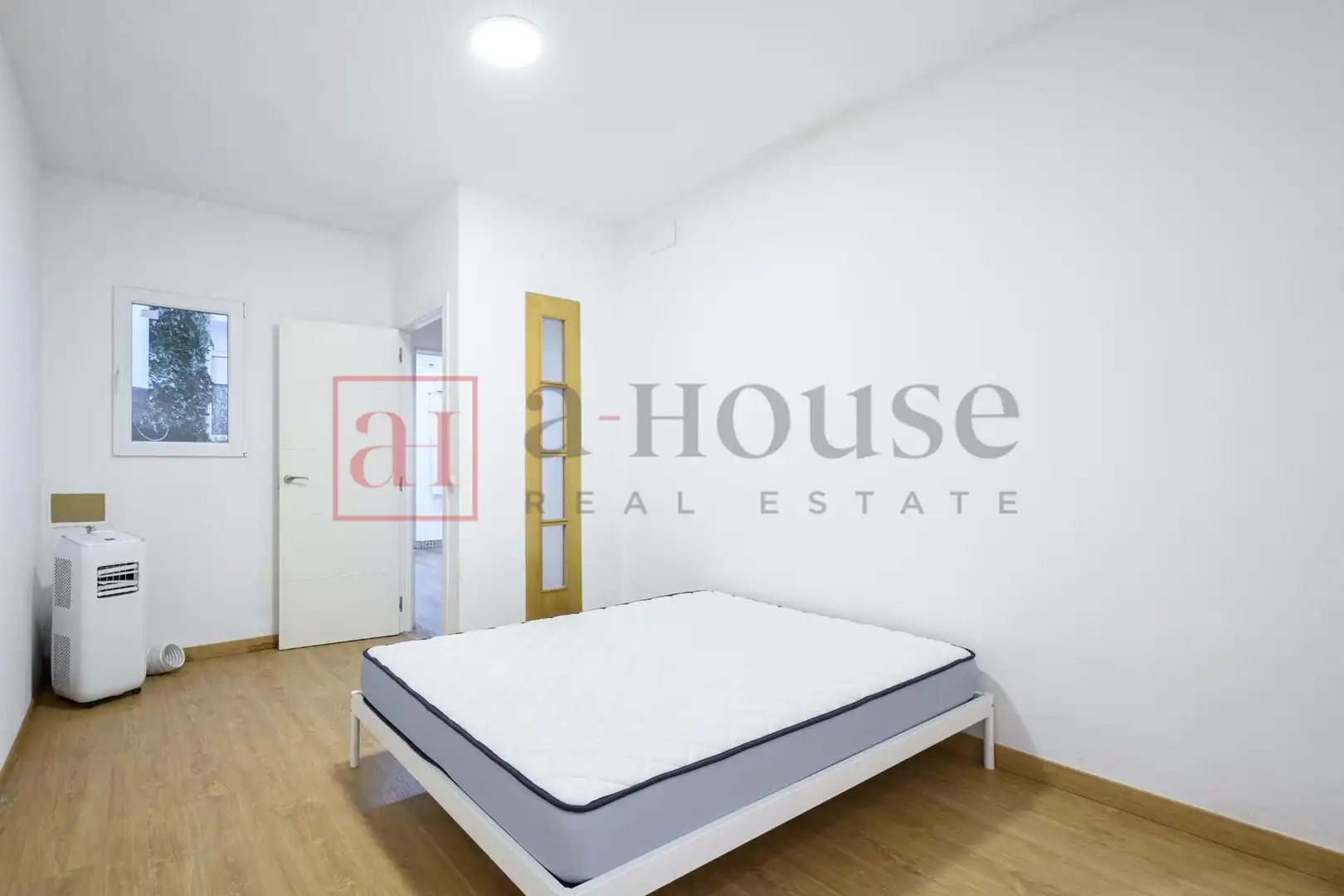 Habitación de Planta baja en venta en Barcelona con Parquet y Alarma