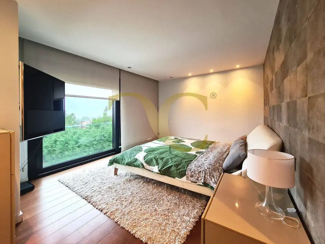 Dormitori de Casa o xalet en venda en Oviedo  amb Calefacció, Jardí privat i Terrassa