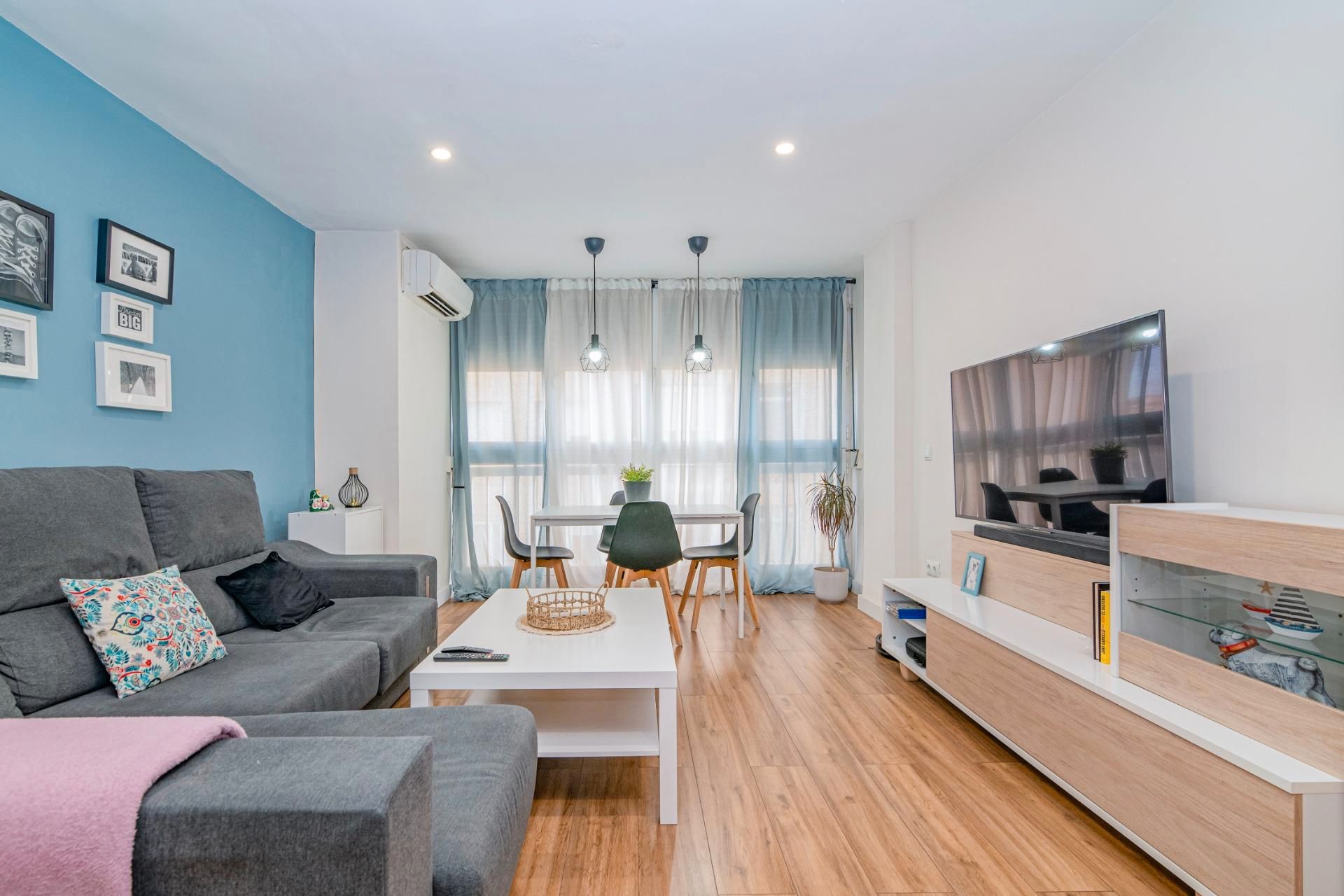 Living room of Flat for sale in  Granada Capital