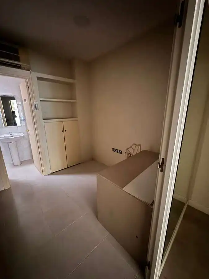 Dormitori de Local en venda en Almería amb Aire condicionat