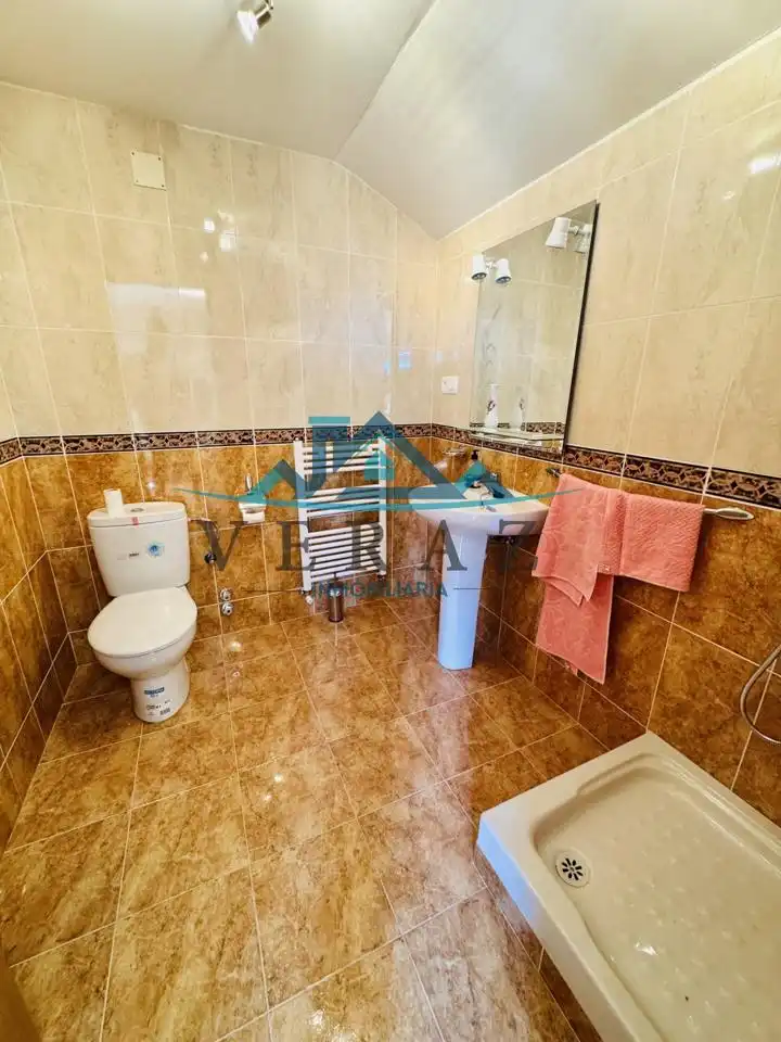 Bany de Casa o xalet en venda en Talavera de la Reina amb Aire condicionat, Calefacció i Jardí privat