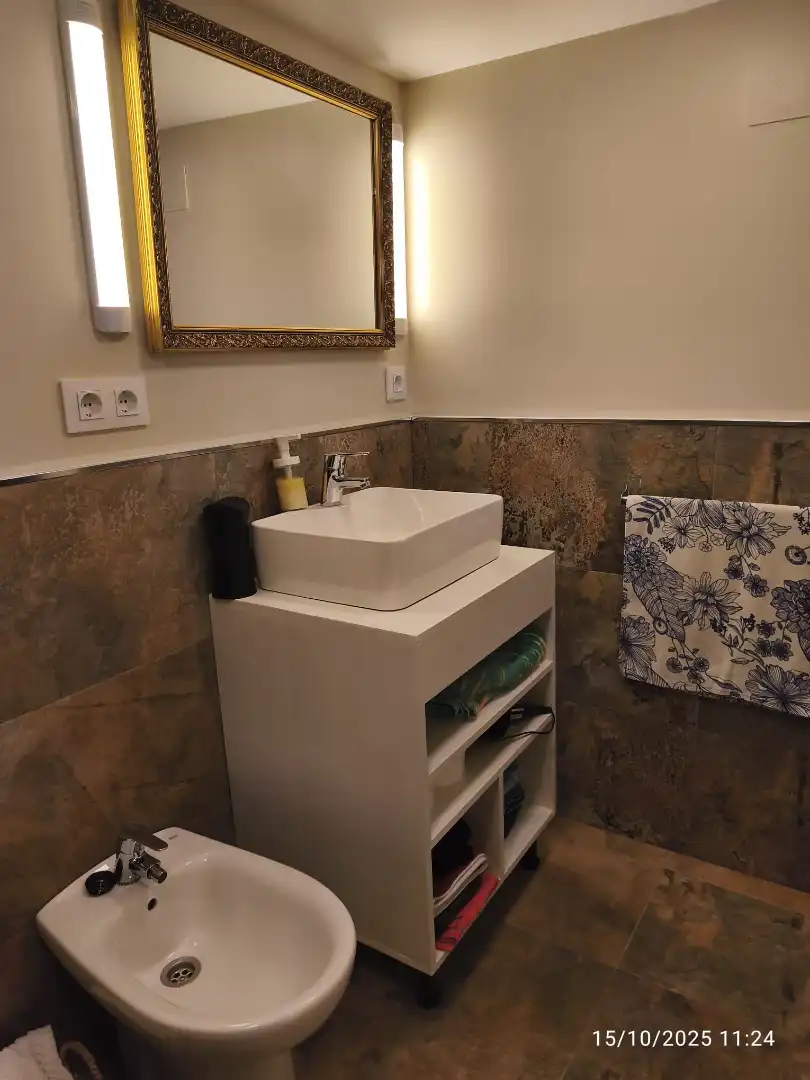 Badezimmer von Geschaftsraum zum Verkauf in Bormujos mit Klimaanlage, Parkett und Möbliert