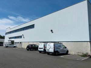 Vista exterior de Nau industrial de lloguer en Carral amb Calefacció i Alarma