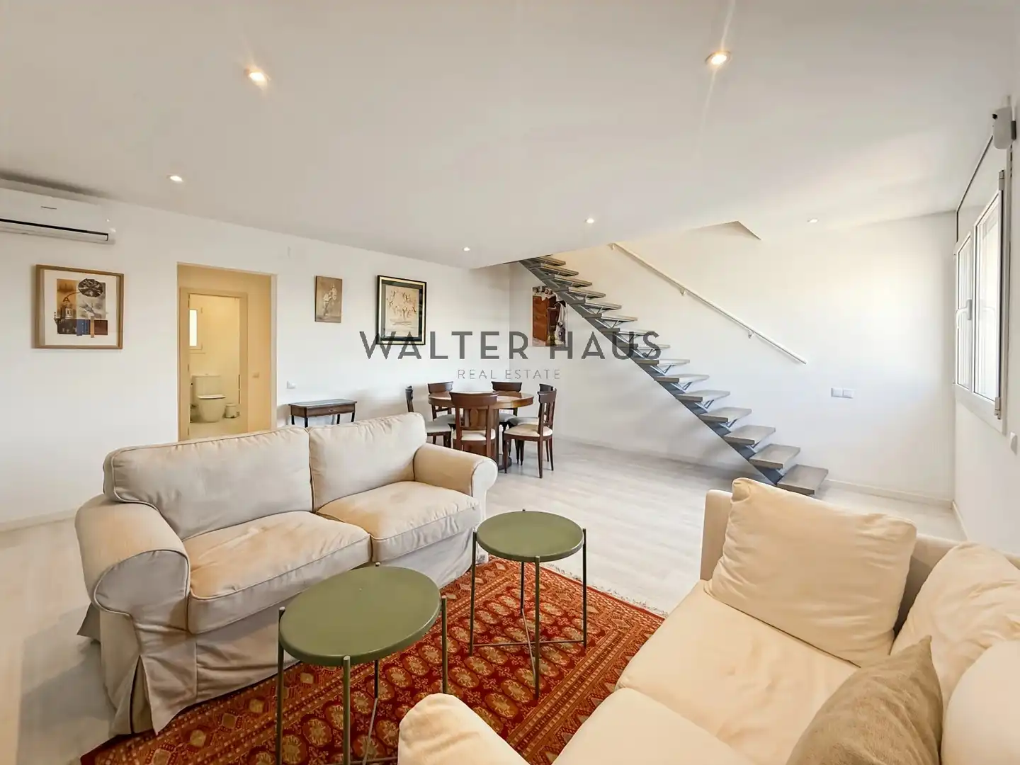 Sala de estar de Dúplex en venta en Barcelona con Aire acondicionado y Amueblado