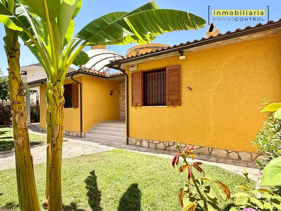 Vista exterior de Casa o xalet en venda en Zuera amb Aire condicionat, Calefacció i Jardí privat