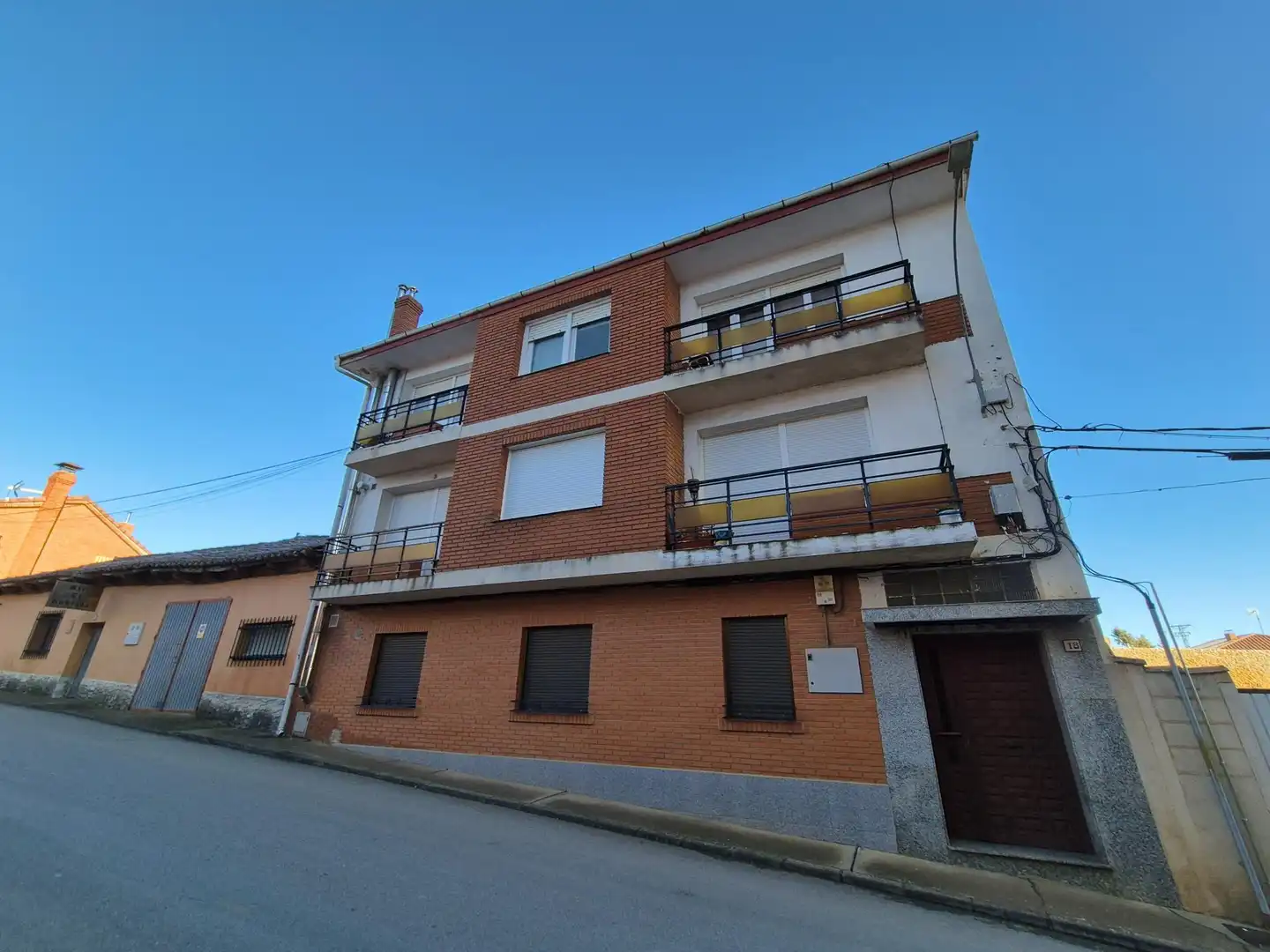 Vista exterior de Pis en venda en Almanza amb Calefacció, Terrassa i Balcó