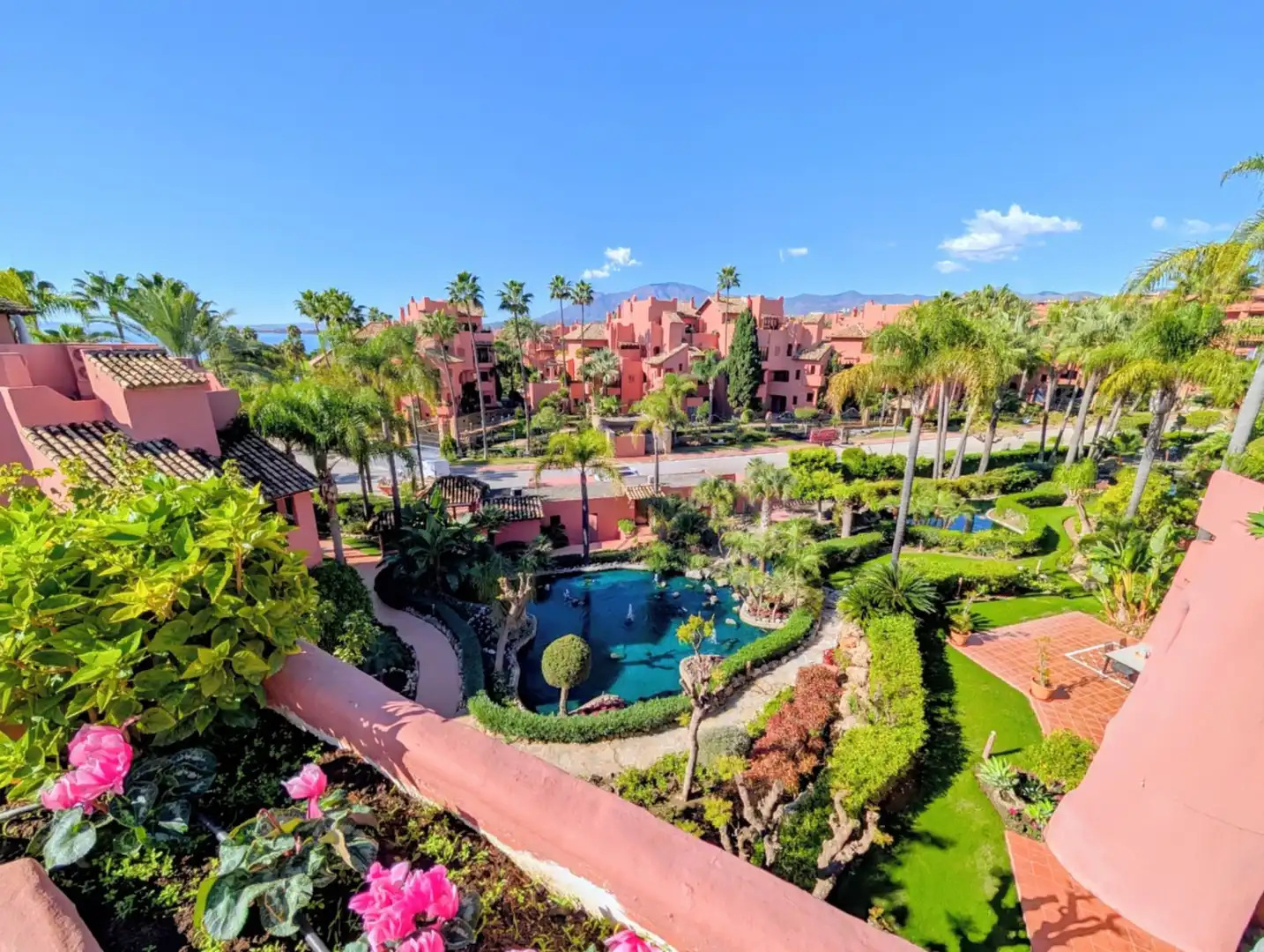 Vista exterior de Ático en venta en Estepona con Aire acondicionado, Calefacción y Terraza