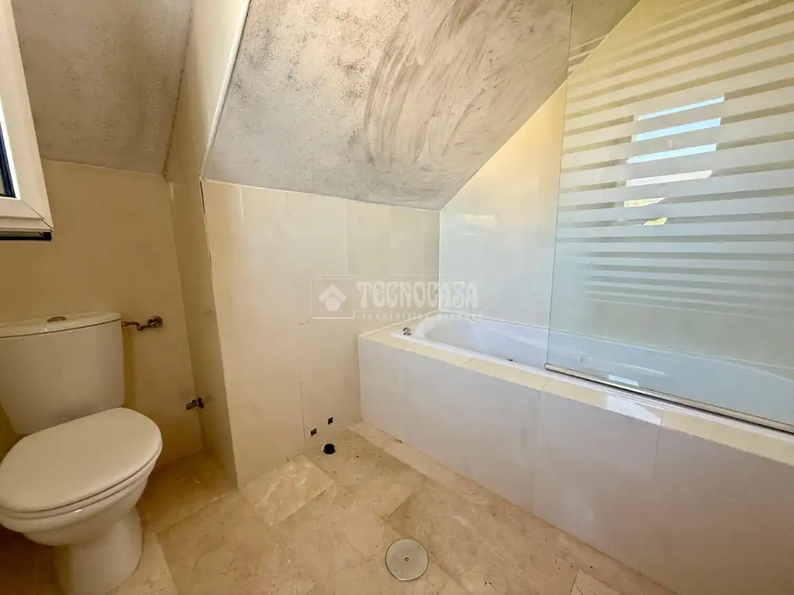 Bany de Casa o xalet en venda en Benalmádena amb Aire condicionat, Jardí privat i Terrassa