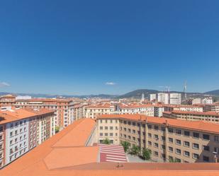 Außenansicht von Wohnung zum verkauf in  Pamplona / Iruña mit Balkon