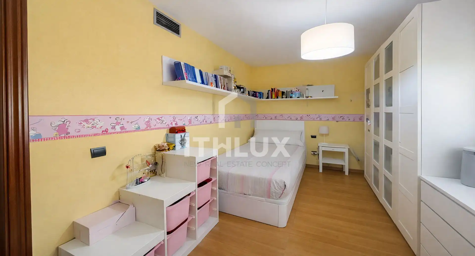 Bedroom of Flat for sale in Sevilla  with Air Conditioner and Terrace