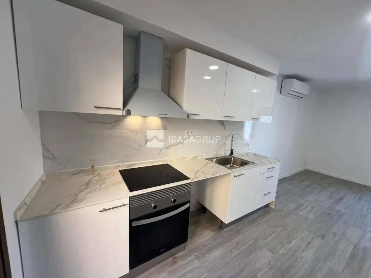 Cuina de Apartament de lloguer en Rubí amb Aire condicionat i Balcó