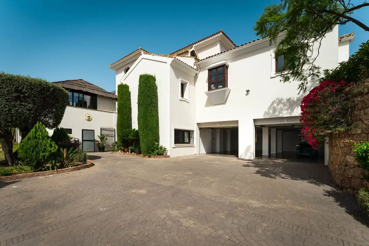 Vista exterior de Casa o xalet en venda en Benahavís amb Aire condicionat, Terrassa i Moblat