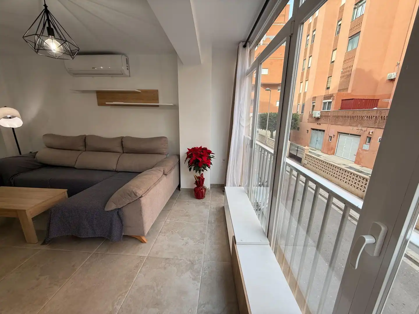 Sala d'estar de Pis de lloguer en Almería amb Aire condicionat i Moblat