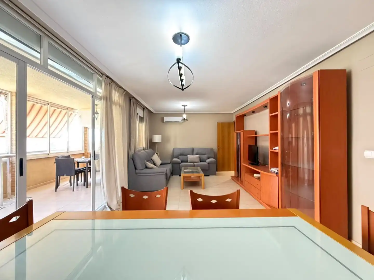Sala de estar de Piso de alquiler en Alicante / Alacant con Aire acondicionado, Amueblado y Piscina comunitaria