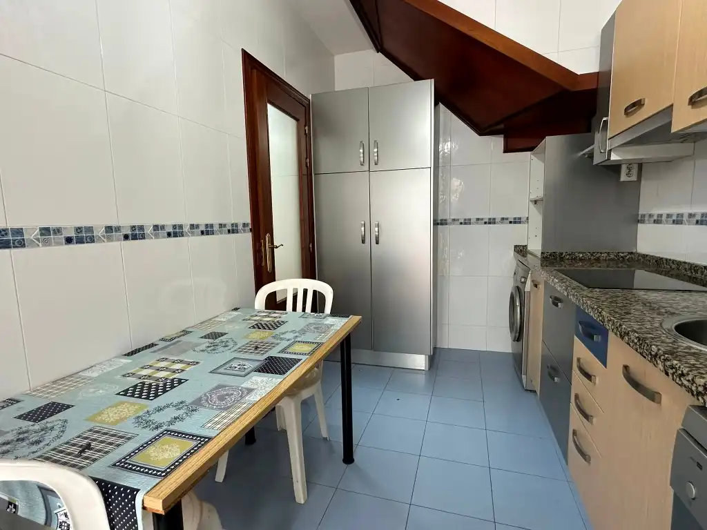 Cuina de Casa adosada en venda en Gijón  amb Calefacció, Parquet i Terrassa
