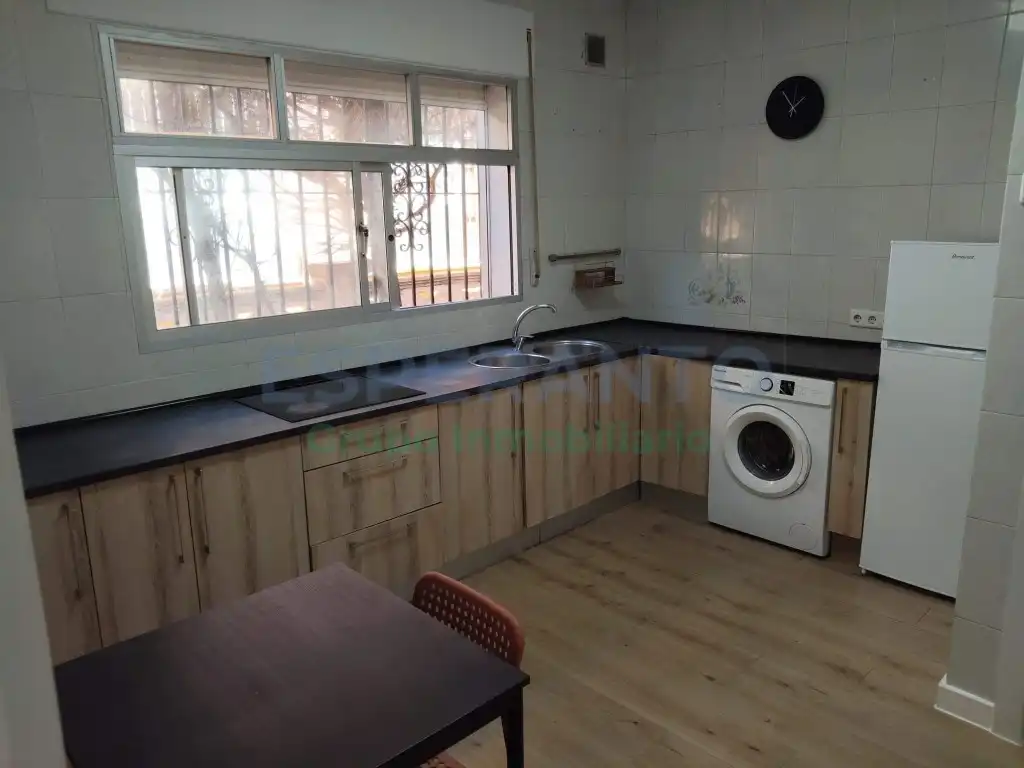 Cuina de Apartament de lloguer en Málaga amb Aire condicionat, Jardí privat i TV
