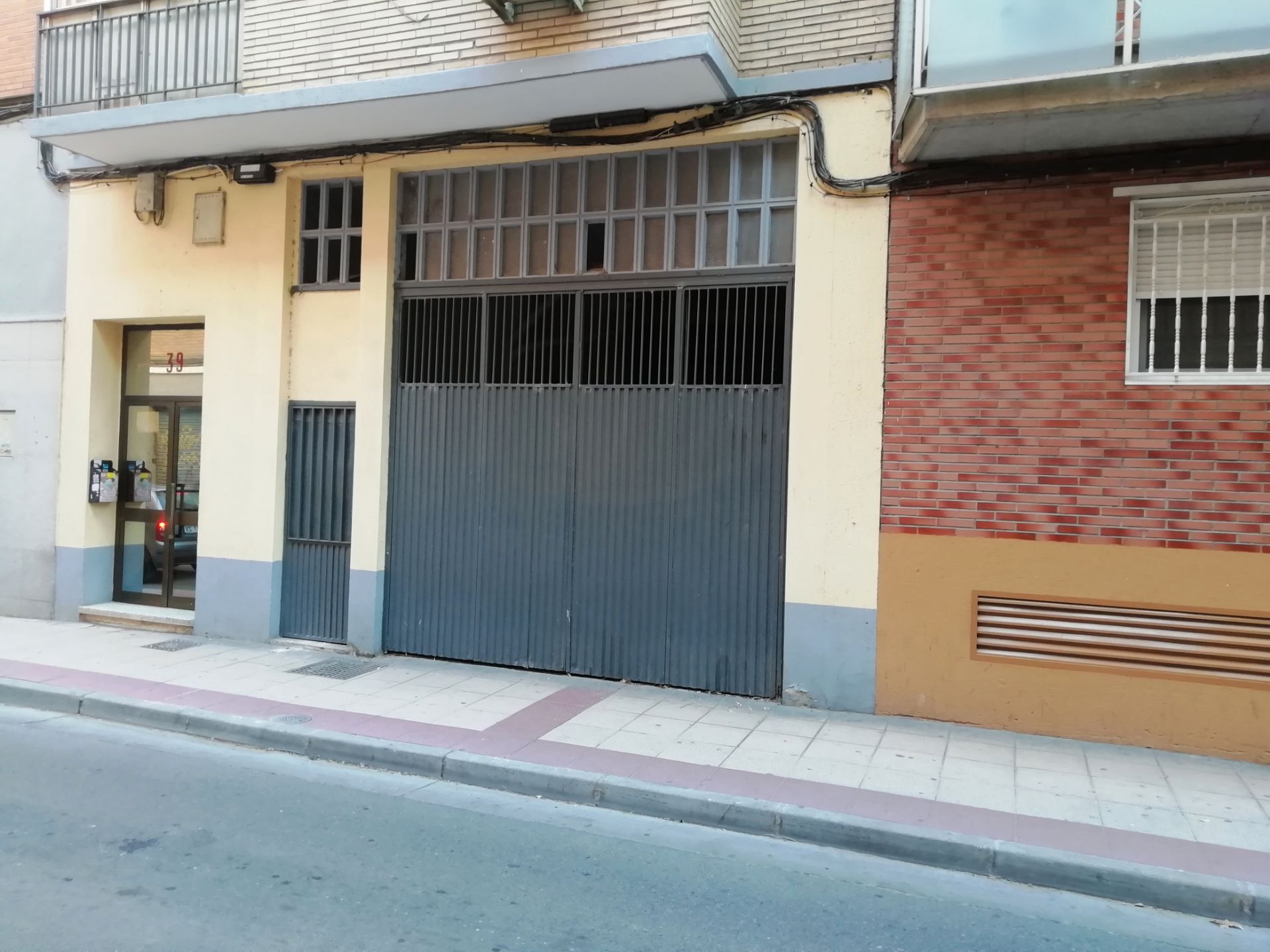 Vista exterior de Local en venda en  Zaragoza Capital