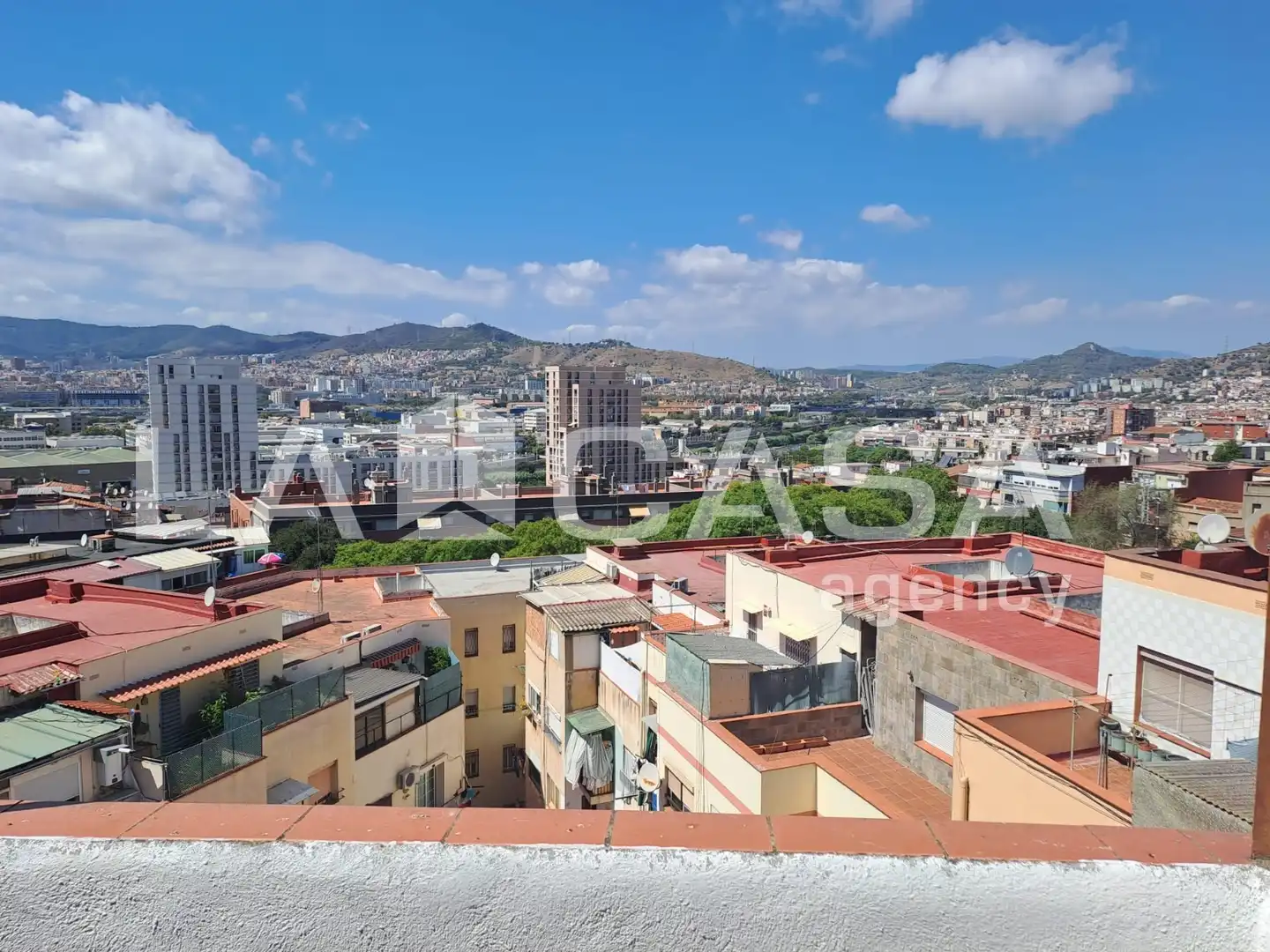 Vista exterior de Ático en venta en Santa Coloma de Gramenet con Terraza