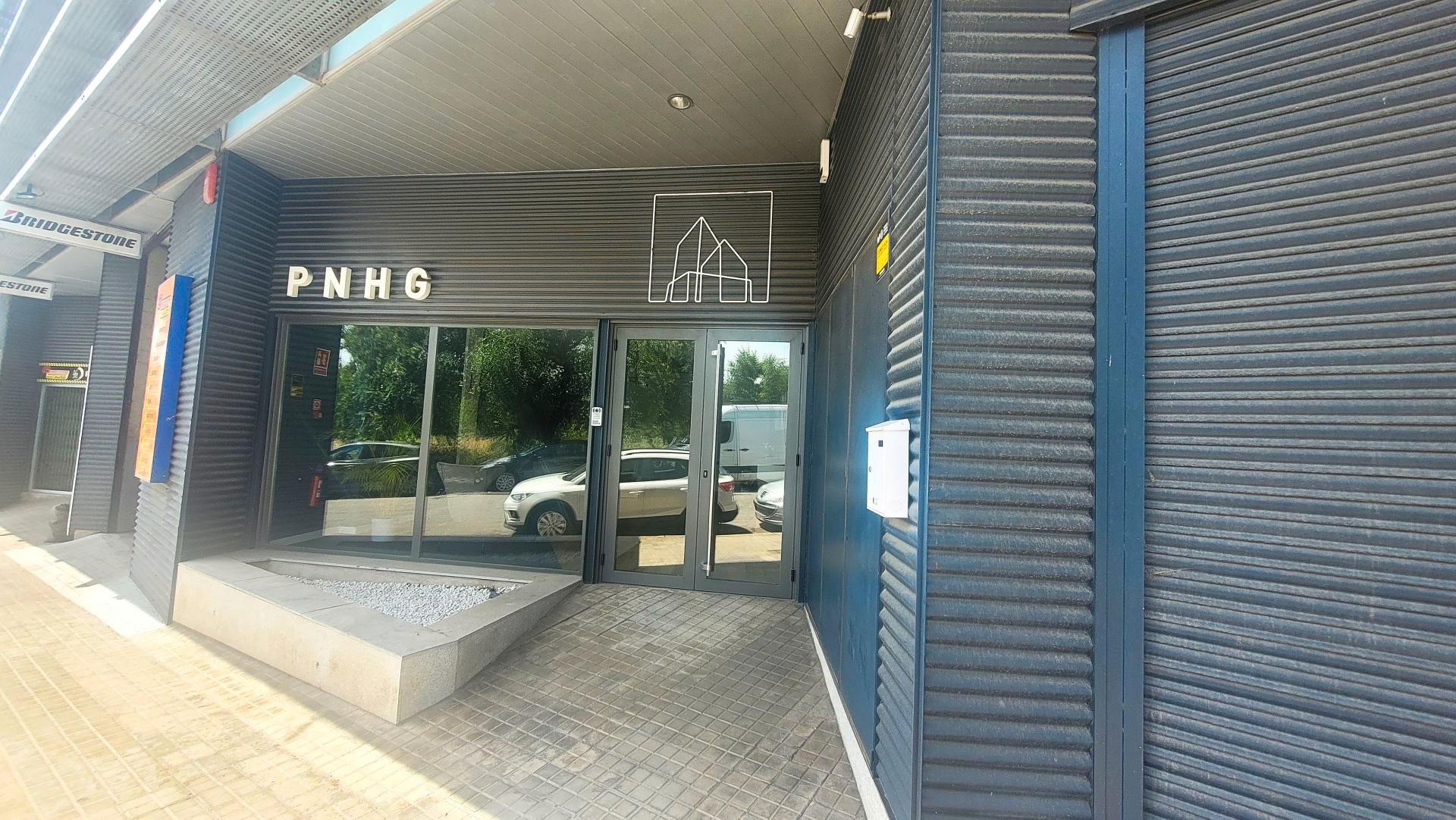 Vista exterior de Nau industrial en venda en Badalona amb Calefacció