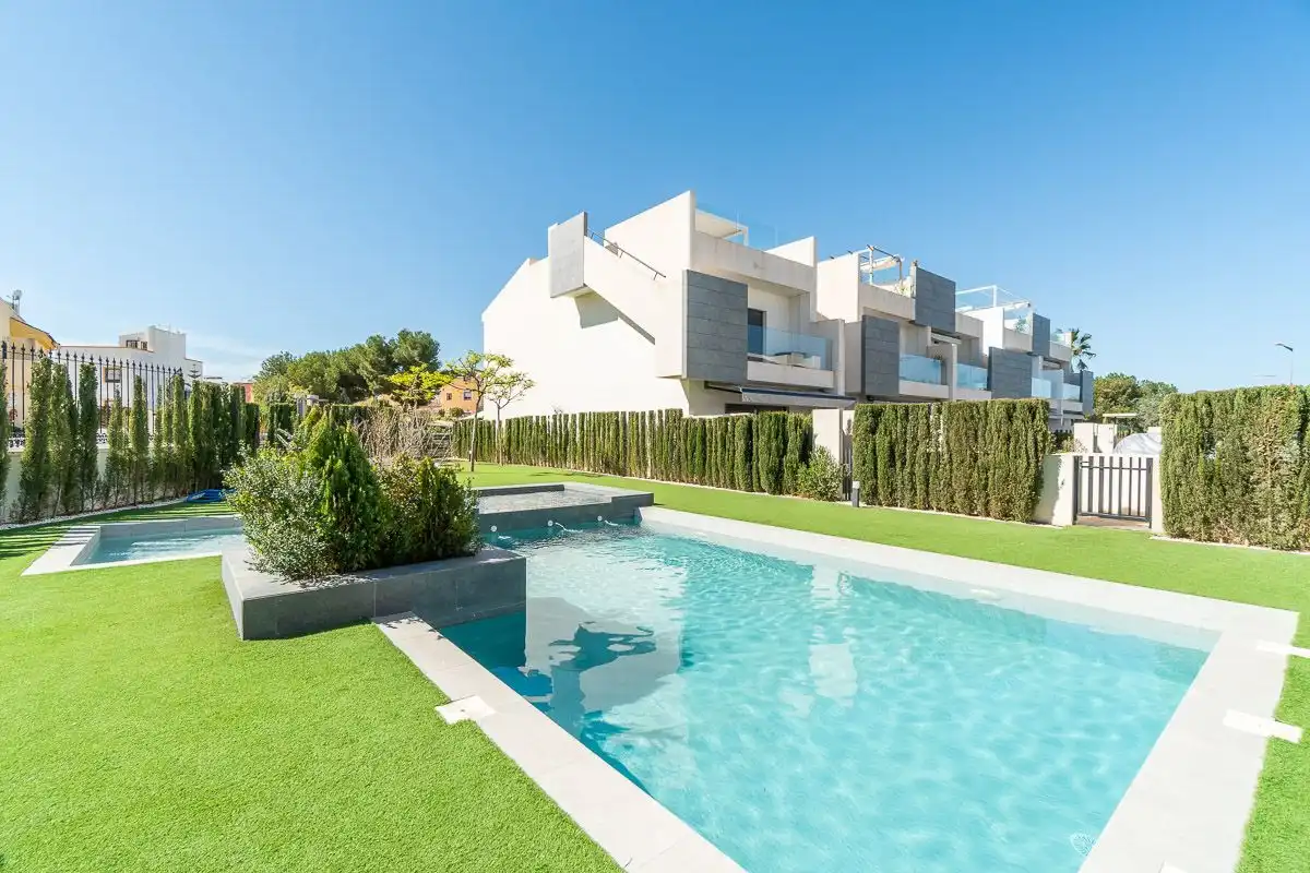Piscina de Apartamento en venta en Torrevieja con Aire acondicionado, Amueblado y Piscina comunitaria