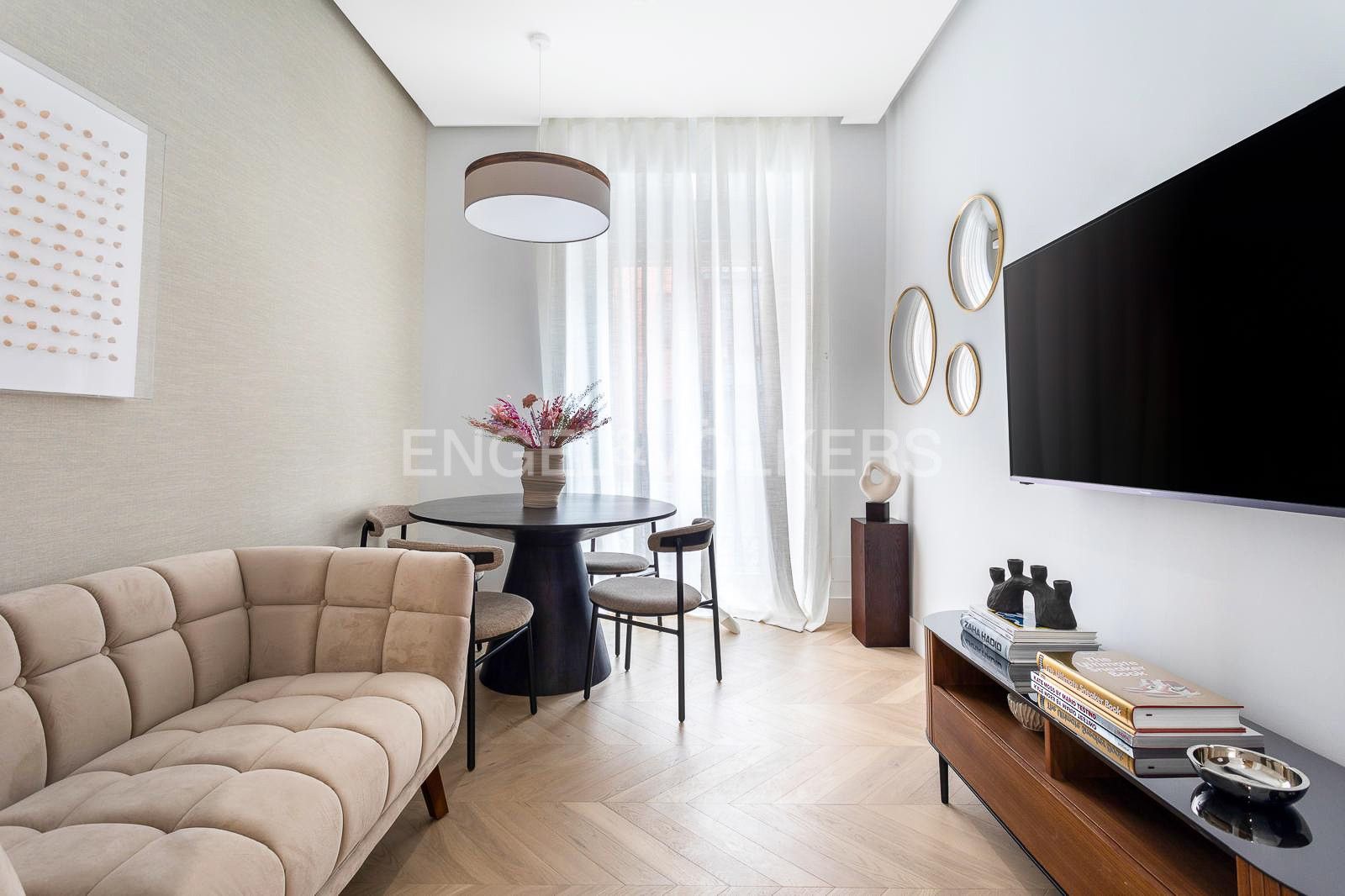 Living room of Flat to rent in  Madrid Capital  with Air Conditioner, Heating and Swimming Pool