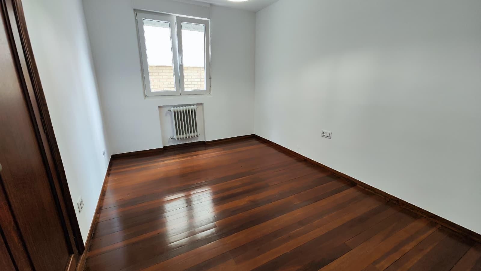 Habitación de Piso de alquiler en León Capital  con Calefacción y Terraza