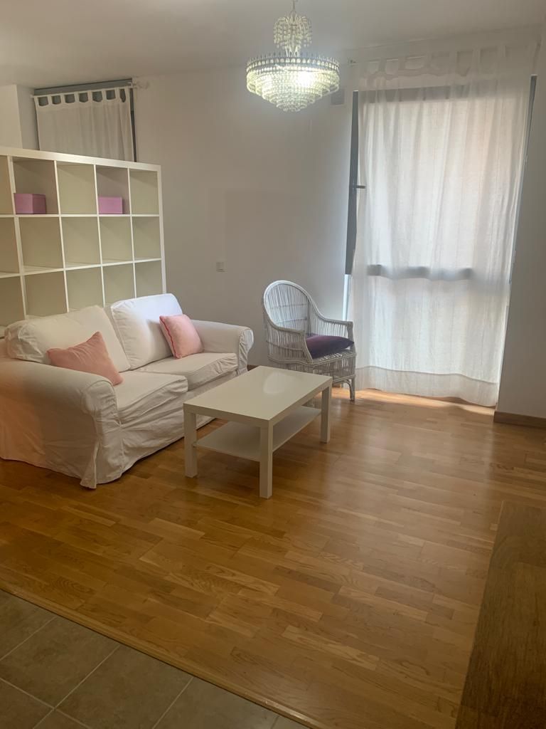 Sala d'estar de Apartament de lloguer en Mairena del Aljarafe amb Aire condicionat, Calefacció i Piscina