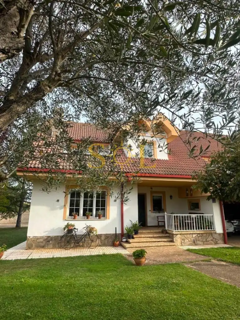 Casa pareada con terraza en venta en Calle Federico Castañón