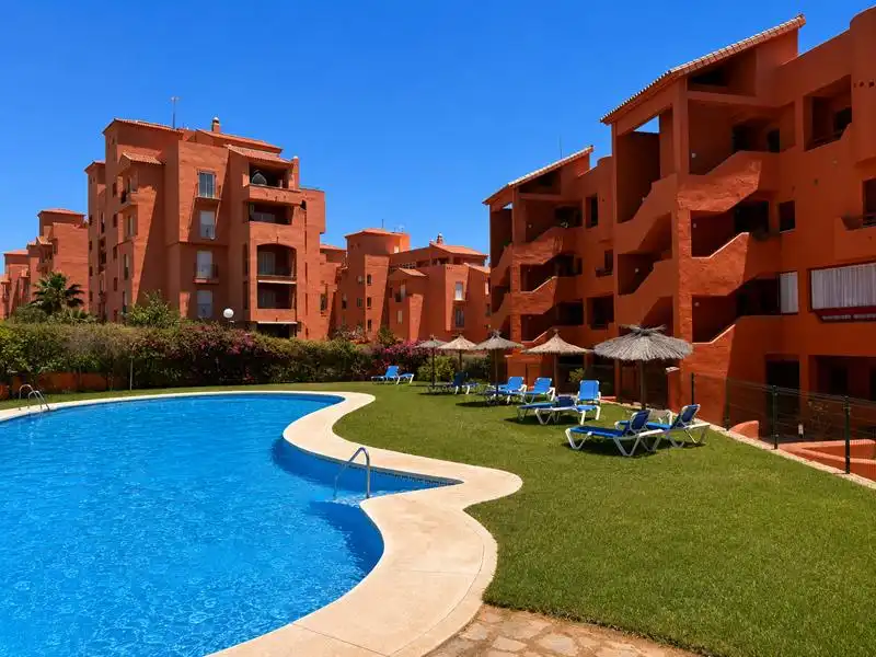 Vista exterior de Àtic en venda en Manilva amb Aire condicionat, Calefacció i Jardí privat
