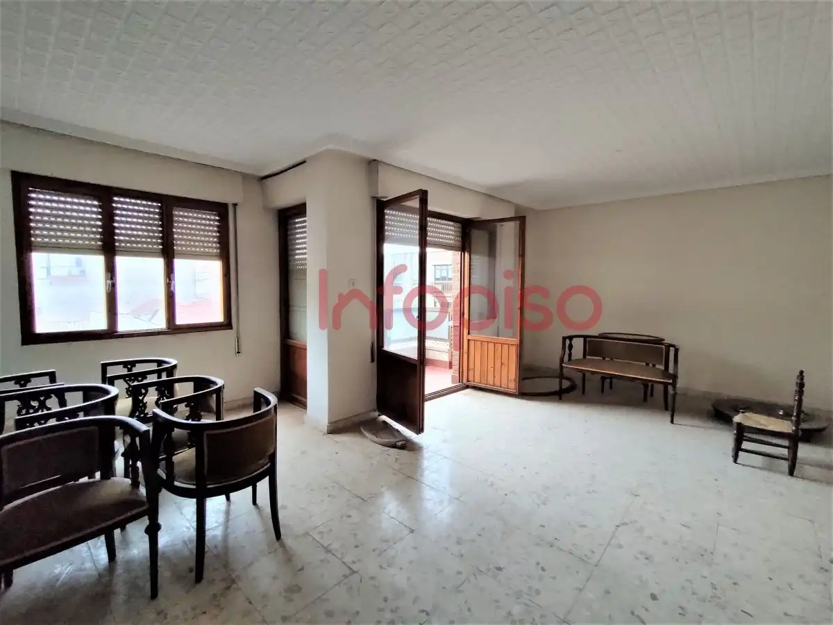 Flat with terrace for sale in Valdepeñas